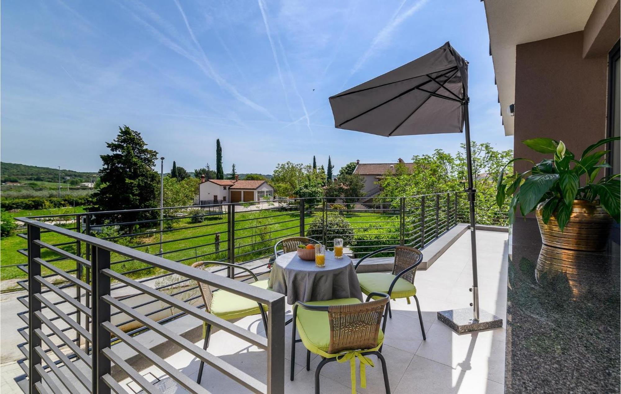 Apartman Stunning In With Kitchen Rovinj
